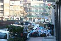 Kampanien und sein Mllproblem.
Es wurde ja in den letzten Wochen viel in Deutschland darber berichtet. Jetzt mal ein paar Bilder von mir. Das ist mein tglicher Weg ins Stadtzentrum. Seit einigen Tagen knnen wir den Gehweg nicht mehr benutzen.