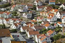 Die Ortschaft Fj�llbacka vom Vetteberg aus gesehen. Die Schriftstellerin Camilla L�ckberg wurde in Fj�llbacka geboren. Auch ihre Kriminalromane spielen in der Gegend ihres Geburtsorts.
Aufnahme: 1. August 2017.