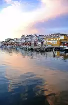 Der Hafen von Fj�llbacka. Die kleine Ortschaft geh�rt zu den touristisch bekannten Orten an der schwedischen Westk�ste. Der Ort in der Gemeinde Tanum liegt etwa 130 Kilometer n�rdlich von G�teborg und etwa 25 Kilometer von der norwegischen Grenze entfernt.
Aufnahme: 1. August 2017.