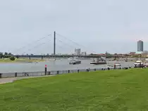 Die Oberkasseler Br�cke in D�sseldorf gesehen vom Schlossufer am 27. Juli 2017.