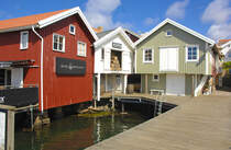 Die Ortschaft Smgen bestand ursprnglich aus mehreren kleineren Inseln, die mit der Zeit „zusammenwuchsen“. Der Ort besteht auch aus den Teilen Hasselsund und Kalvbogen, die auf der Insel Hasseln liet, sowie der Insel Kleven.
Aufnahme: 2. August 2017.