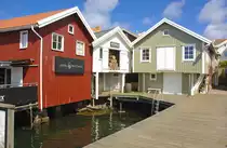 Die Ortschaft Sm�gen bestand urspr�nglich aus mehreren kleineren Inseln, die mit der Zeit „zusammenwuchsen“. Der Ort besteht auch aus den Teilen Hassel�sund und Kalvbogen, die auf der Insel Hassel�n liet, sowie der Insel Kleven.
Aufnahme: 2. August 2017.