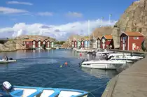 Die Sm�genbryggan ist ein fast ein Kilometer langer Holzsteg in der Ortschaft M�gen. Neben den zahlreichen Einkaufsm�glichkeiten ist die Sm�genbryggan Ausgangspunkt f�r zahlreiche Schiffstouren zur vor Sm�gen liegenden Felseninsel H�ll� und Ort der in der Sommerzeit t�glichen Fischauktionen.
Aufnahme: 2. August 2017.