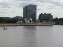 K�ln - rechtsrheinisch das Lanxess Hochhaus sowie links davon die St. Heribert-Kirche gesehen am29. Juli 2017.