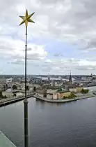 Blick vom Turm des Stadhuset �ber Stockholm. Wasser macht etwa 30 Prozent der Stadtfl�che in Stockholm aus.
Aufnahme: 25. Juli 2017.