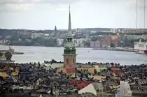 Blick auf die deutsche Kirche (Tyska kyrkan) in Stockholm. Das Geb�ude entstand in der Zeit der gr��ten Ausbreitung der Hanse als Gildenhaus der deutschen Gilde der hl. Gertrud, die im 14. Jahrhundert gegr�ndet wurde. Die 1571 gegr�ndete deutsche Gemeinde geh�rt der Schwedischen Kirche an. Die Gottesdienste werden daher zwar von deutschen Geistlichen auf Deutsch und mit deutschen Gesangb�chern, aber nach der schwedischen Gottesdienstordnung gehalten.
Aufnahme: 25. Juli 2017.