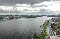 Blick auf Riddarfj�rden vom Stockholmer Rathausturm (Stadshuset). Stockholm erstreckt sich �ber 14 Inseln, die durch 53 Br�cken verbunden sind.
Aufnahme: 25. Juli 2017.