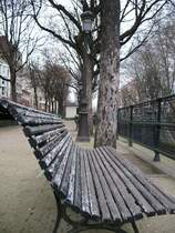 Eine farblose Parkbank am Canal St-Martin l�dt zum Verweilen ein.
(21.01.2008)