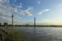 Blick zur Rheinkniebr�cke und Fernsehturm vom Rheinufer am 29. Juli 2017.