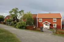 Die H�user in Sevedstorp, Vorbild f�r Bullerb�. Bullerbyn ist dem schwedischen Ort Sevedstorp (gelegen in der N�he von Vimmerby, in dessen Ortsteil N�s Astrid Lindgren zur Welt kam) nachgezeichnet. In Sevedstorp, woher die Familie ihres Vaters stammt, stehen noch heute die drei H�user, die das Urbild f�r die drei H�fe abgegeben haben.

Aufnahme: 21. Juli 2017.