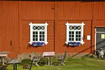 �Wir Kinder aus Bullerb�� ist eine Kinderbuchreihe der schwedischen Autorin Astrid Lindgren, die das idyllische Leben auf dem Land aus der Sicht eines siebenj�hrigen M�dchens schildert. Bullerbyn ist dem schwedischen Ort Sevedstorp  nachgezeichnet. Auf dem Bild ist ein Ausschnitt der Fassade von Cafe S�rg�rden im Dorf Sevedstorp zu sehen.
Aufnahme: 21. Juli 2017.