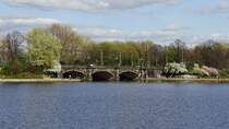 Blick auf die Hamburger Lombardsbrcke, auf der Zge richtung Schleswig-Holstein die Alster berqueren. Aufgenommen im April 2017.