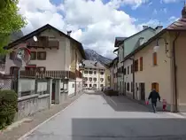 Pontebba, H�user an der Piazza Papa Giovanni Paolo II. (05.05.2017)