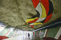 U-Bahnhof Kungstrdgrden in Stockholm. Ulrik Samuelson hat die Station 1977 in einen Untertagegarten verwandelt, der die Geschichte des Kungstrdgrden darstellt. Nicht vergessen einen Blick nach Oben zu werfen, hier finden sich auffllige bunte Deckengemlde.
Aufnahme: 28. Juli 2017.