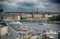 Blick auf stermalm und Ladegrdslandsviken in Stockholm vom Gondolen. Im Groraum Stockholm leben etwa 2,1 Mio. Menschen, womit er der grte Ballungsraum Skandinaviens ist. Sie liegt am Ausfluss des Sees Mlaren in die Ostsee, die dort einen insel- und schrenreichen Meerbusen bildet.
Aufnahme: 25. Juli 2017.