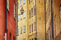 H�user an einer Altstadtgasse in Gamla Stan von Stockholm. In den Geb�uden findet man h�ufig mittelalterliche Kellergew�lbe, Kalkmalereien des 16. Jahrhunderts, reich verzierte Deckenbalken des 17. Jahrhunderts, hochklassige Innenausstattungen im Rokokostil oder �berbordende Dekorationen des 19. Jahrhunderts.
Aufnahme: 25. Juli 2017.