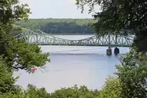 Eine der vielen Blicke in Richtung Glienicker Br�cke vom Park am Schloss Babelsberg (09. August 2017).