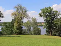Blick von der Gerichtslaube im Park Babelsberg zur Havel am 09. August 2017.