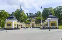 Hazeliusporten, der Haupteingang zum �Skansen� (schwedisch f�r Die Schanze) in Stockholm.Skansen  ist ein Stockholmer Freilichtmuseum im Westteil der Halbinsel Djurg�rden. 
Aufnahme: 26. Juli 2017.