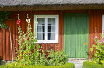 Eingang zum Sknegrden im Skansen. Das Stockholmer Freilichtmuseum  ist ein Ausdruck der nationalromantischen Strmungen dieser Zeit und sollte den Schweden die eigene, durch die beginnende Industrialisierung bedrohte Volkskultur in Form eines lebenden Museums nherbringen. 
Aufnahme: 26. Juli 2017.