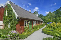 Sknegrden im Stockholmer Freilichtmuseum Skansen. Ungefhr 150 Gebude aus allen Landesteilen und aus unterschiedlichen sozialen Umgebungen wurden in das Museum berfhrt: von Bauernhfen aus unterschiedlichen Regionen ber ein Handwerksviertel und Brgerhuser.
Aufnahme: 26. Juli 2017.