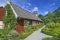 �Sk�neg�rden� im Stockholmer Freilichtmuseum �Skansen�. Ungef�hr 150 Geb�ude aus allen Landesteilen und aus unterschiedlichen sozialen Umgebungen wurden in das Museum �berf�hrt: von Bauernh�fen aus unterschiedlichen Regionen �ber ein Handwerksviertel und B�rgerh�user.
Aufnahme: 26. Juli 2017.
