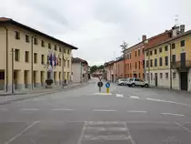 Varmo, Rathaus und alte H�user in der Via Roma (06.05.2017)