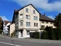 Pf�ffikon ZH, in die Jahre gekommenes Haus an der Russikerstrasse 6 - 06.10.2014