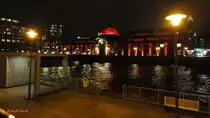 Hamburg am 23.3.2017 um 20:37 Uhr: Elbe, alte Altonaer Fischauktionshalle, jetzt Veranstaltungsort, von Bord einer HADAG-F�hre fotografiert  /