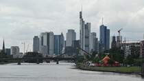 Blick auf die Skyline Frankfurts vom Main. Aufgenommen im Juli 2016.