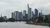 Blick auf die Skyline Frankfurts vom Main. Aufgenommen im Juli 2016.