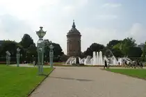 Blick auf den Mannheimer Wasserturm und die Parkanlage an einem Dienstagmorgen im Juli 2016.