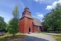 Die Kirche von Seglora im Stockholmer Freilichtmuseum �Skansen�. Urspr�nglich wurde diese Kirche im Jahre 1730 in V�sterg�tland gebaut. 1916 wurde ie dann an ihrem jetzigen Standort verlegt. Am 26. Mai 1918 war der Umzug abgeschlossen und die Kirche konnte wieder ge�ffnet werden. 
Aufnahme: 25. Juli 2017.