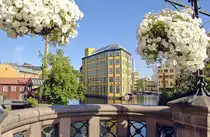 Museum der Arbeit in Norrk�ping. Norrk�ping liegt an der Ostseek�ste, unweit der Bucht Br�viken. Die Stadt wird vom Motala str�m, dem wasserreichen Abfluss des V�ttern, durchflossen, der hier nur Str�mmen genannt wird. In der Stadt selbst bildet der Fluss, �ber den mehrere Br�cken f�hren, bedeutende Wasserf�lle und Stromschnellen, da er im Stadtgebiet einen H�henunterschied von 22 Metern bew�ltigt. 

Aufnahme: 22. Juli 2017.