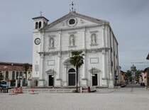 Palmanova, Dom St. Redentore, erbaut ab 1615, Fassade aus istrischem Marmor von 1619, das Giebelfeld trgt einen bronzenen Lwen von 1894 (06.05.2017)
