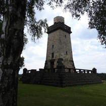ALTENKIRCHEN/WESTERWALD-BISMARCKTURM
Ein Wahrzeichen der Westerwlder Kreisstadt ist der 14 Meter hohe Turm mit Befeuerungsmglichkeit auf
der Turmspitze(erfolgt immer am 2. Samstag im Juni),von dessen oberer Plattform man einen wunderbaren
Blick auf die Kreisstadt und Umgebung hat und hinbersehen kann zum  BEULSKOPF  mit dem zweiten und
wesentlich hheren  RAIFFEISEN-AUSSICHTSTURM -hier am 15.8.2017...