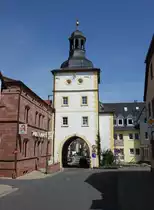 Zellingen, Stadttor der Marktbefestigung in der Turmstra�e, Viergeschossiger Torturm mit spitzbogiger Durchfahrt und Haubendach, 
erbaut im 15. Jahrhundert (15.08.2017)