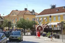 Stora Torget (�Gro�er Markt�) in Vimmerby. Die ber�hmte schwedische Schriftstellerin Astrid Lindgren wurde 1907 in Vimmerby Geboren.
Aufnahme: 21. Juli 2017.