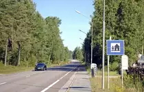 Die Reichstra�e (Riksv�g) 129 an der Jugendherberge in L�nrneberga im schwedischen Sm�land. Bekanntheit genie�t der Ort aus den B�chern von Astrid Lindgren. In ihren Erz�hlungen berichtet die Schriftstellerin �ber das Leben vom Michel aus L�nneberga. 
Aufnahme: 21. juli 2017.