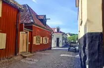 Stra�e im Freilichtmuseum �Skansen� (schwedisch f�r Die Schanze). �Skansen� ist ein Stockholmer Freilichtmuseum im Westteil der Halbinsel Djurg�rden. Es wurde urspr�nglich als Anhang zum Nordischen Museum geschaffen und 1891 als erstes Museum seiner Art er�ffnet.
Aufnahme: 26. Juli 2017.