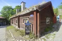 Stockholm Glasworks (schwedisch: �Glasbrut�) am Bytorget im Freilichtmuseum �Skansen�. In der Glash�tte und Glasstudio kann man sein eigenes Glas blasen und erleben, wie aus rotgl�hendem, geschmolzenem Quarzsand edle Glaskunst wird.
Aufnahme: 26. Juli 2017.