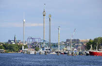 Grna Lund vom Skeppsholmen aus gesehen. Grna Lund in Stockholm ist Schwedens ltester Vergngungspark.Der Park l ockt jedes Jahr ber 1,3 Millionen Besucher nach Grna Lund. Damit ist Grna Lund eine der bestbesuchten Besucherattraktionen Schwedens.
Aufnahme: 26. Juli 2017.