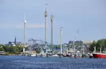 Gr�na Lund vom Skeppsholmen aus gesehen. Gr�na Lund in Stockholm ist Schwedens �ltester Vergn�gungspark.Der Park l ockt jedes Jahr �ber 1,3 Millionen Besucher nach Gr�na Lund. Damit ist Gr�na Lund eine der bestbesuchten Besucherattraktionen Schwedens.
Aufnahme: 26. Juli 2017.