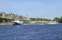 Stockholm - Strandv�gskajen vom Nybrokajen aus gesehen. Ein Meerbusen der Ostsee umschlie�t die Stadt im Osten mit zahlreichen Buchten, Landzungen sowie etwa 24.000 gr��eren und kleineren Inseln 
Aufnahme: 26. Juli 2017.