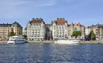 Blick auf Strandv�gskajen vom Nybrokajen in Stockholm.Wasser macht etwa 30 Prozent der Stadtfl�che on Stockholm aus. 
Aufnahme: 26. Juli 2017.