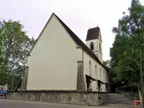 Lenzburg, reformierte Kirche, s�dliche Seitenfassade mit den sich nach oben verj�ngenden Eckstrebepfeilern und den Pultd�chern �ber den drei Eing�ngen - 06.06.2012