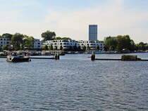 Treptowers und Stralau  vom Rummelsburger See her gesehen am 15. August 2017. 