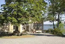 Aborreberg Veranda und Jugendherberge �stlich von Norrk�ping in Schweden. �ber 300 Jugendherbergen werden vom STF (Svenska Turistf�reningen) betrieben. Besitzt man einen STF- oder internationalen Jugendherbergsausweis, wird ein Rabatt auf den �bernachtungspreis gew�hrt.