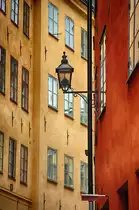 H�user an einer Gasse in der Altstadt �Gala Stan� von Stockholm. Aufnahme: 26. Juli 2017.