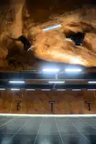 U-Bahnhof �R�dhuset� (Rathaus) in Stockholm. 1957 wurde nach einem Wettbewerb T-Centralen als erste Station k�nstlerisch gestaltet.[1] Inzwischen sind auf �ber 90 der 100 Stationen Kunstwerke von gut 150 K�nstlern vorhanden
Aufnahme: 28. Juli 2017.